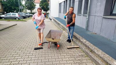 Porządki przy szpitalu