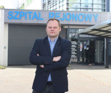 Zmiana na fotelu zaplecza technicznego szpitala w Nowogardzie